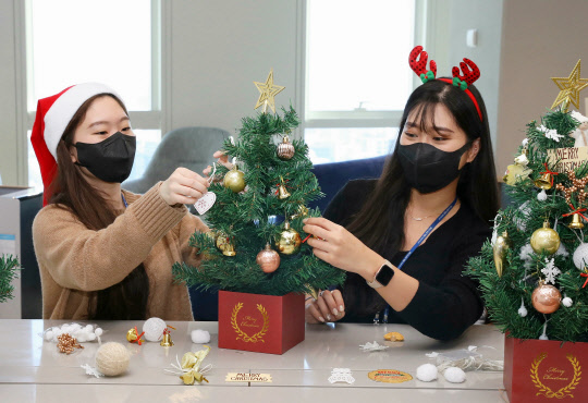 현대글로비스 직원들이 어린이에게 선물할 크리스마스 트리를 직접 제작하고 있는 모습. <현대글로비스 제공>